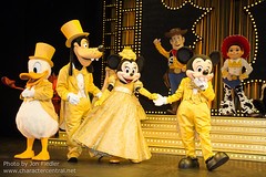 The Golden Mickeys - Greeting with Show Characters